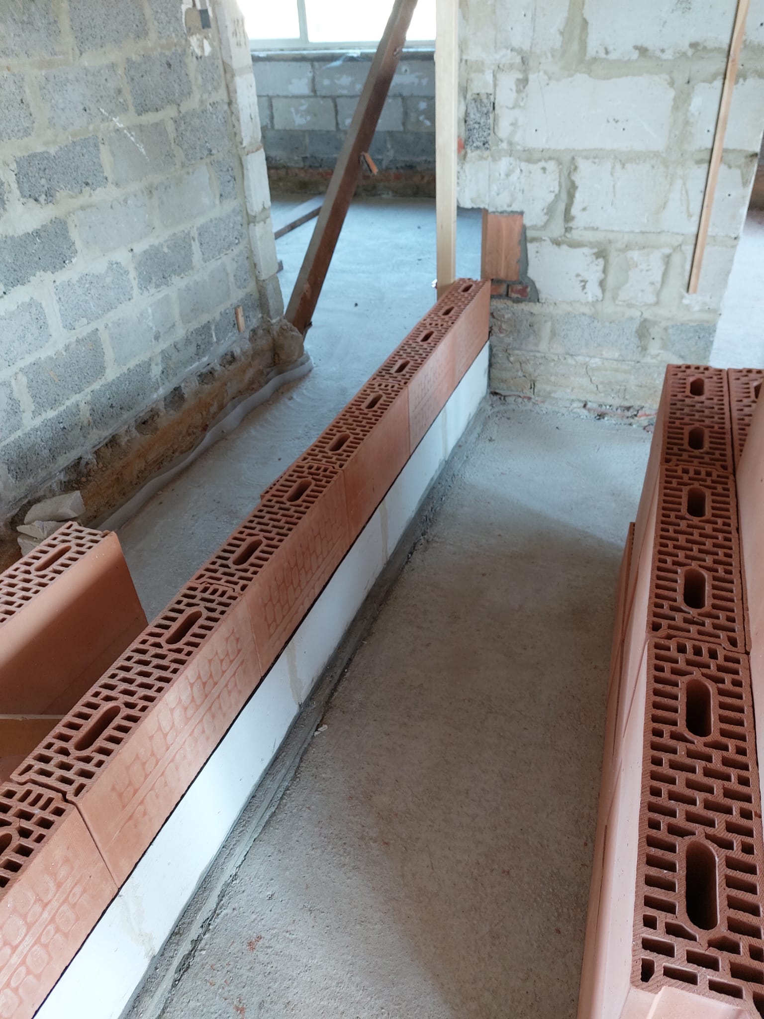 Eerste laag PLS 500 snelbouw op kimbklokken met DPC folie